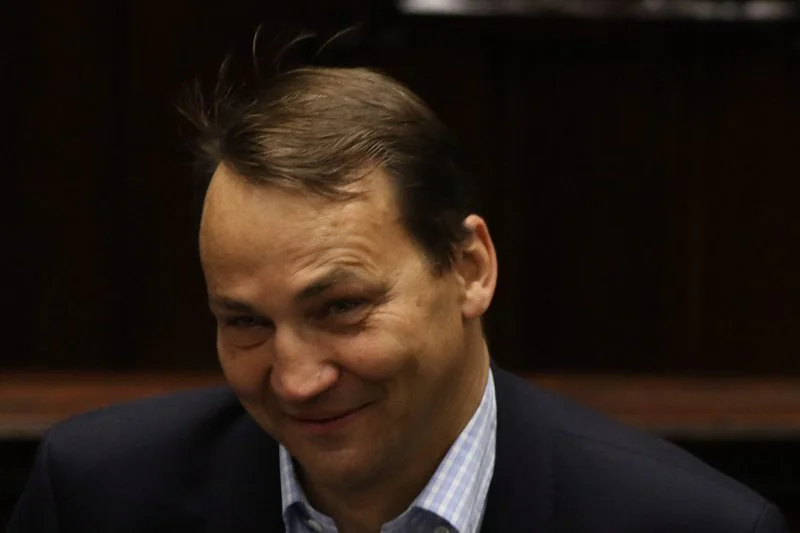 Radosław Sikorski ironizuje z kolejnej miesięcznicy. Śmieje się z natastającego absurdu wokół "Smoleńska".