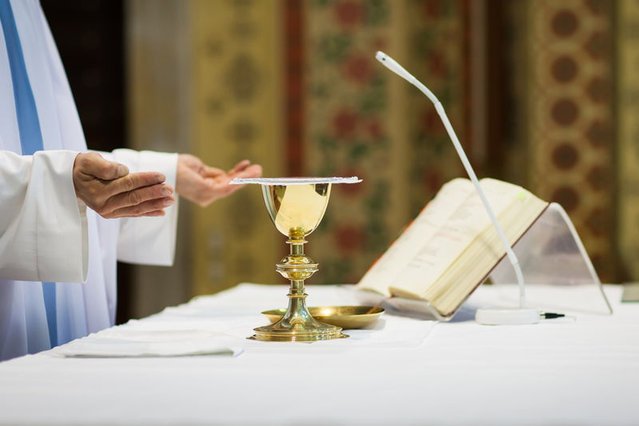 Apostazja po polsku: kilka wizyt w parafii, rozmowy. Rezygnacji z Kościoła nie można załatwić pocztą