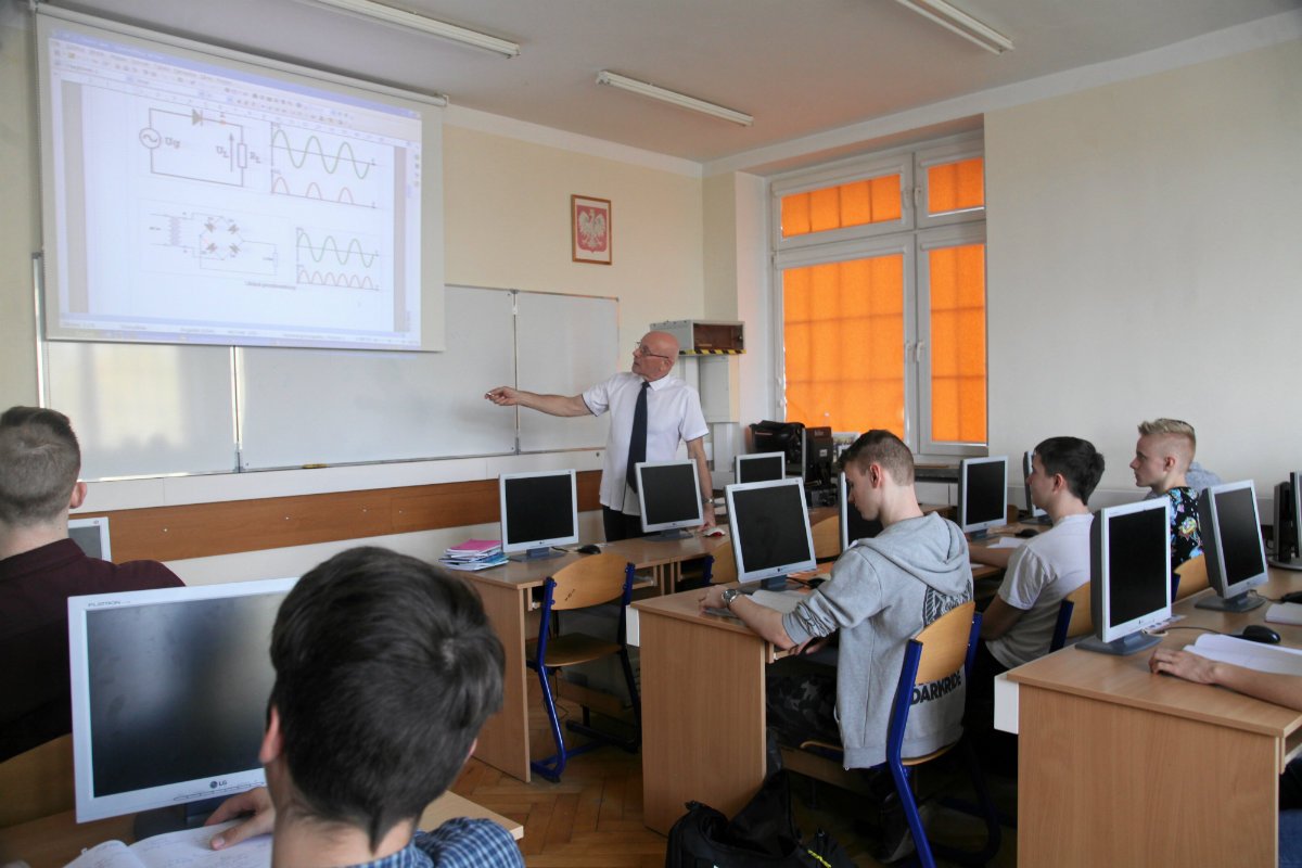 Nauczyciele pracują tak naprawdę prawie 47 godzin tygodniowo - wynika z badań Instytutu Badań Edukacyjnych.