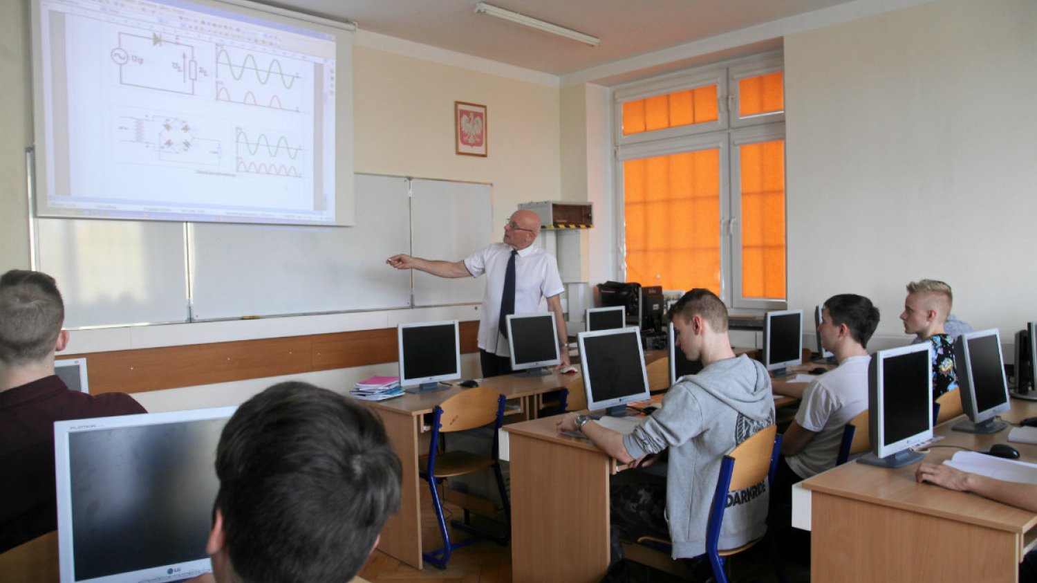Nauczyciele pracują tak naprawdę prawie 47 godzin tygodniowo - wynika z badań Instytutu Badań Edukacyjnych.