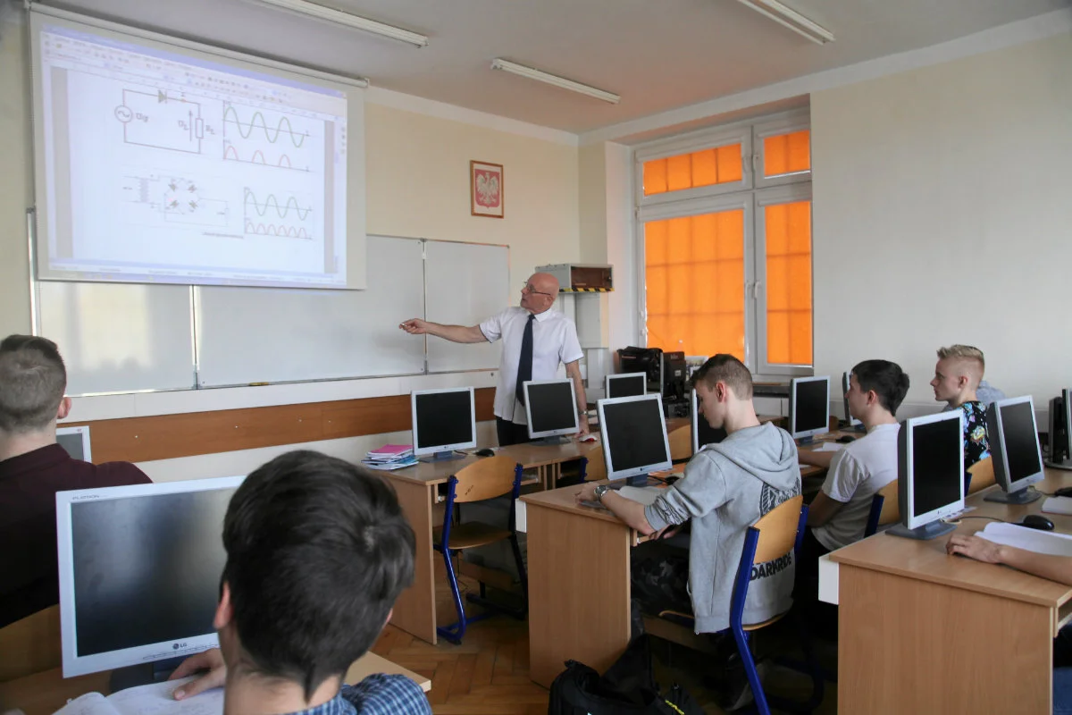 Nauczyciele pracują tak naprawdę prawie 47 godzin tygodniowo - wynika z badań Instytutu Badań Edukacyjnych.