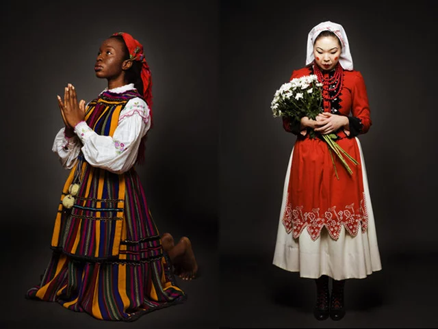 Nigeryjka Folake w stroju opoczyńskim i Koreanka Umi w kostiumie pochodzącego ze wschodniego Krakowa.