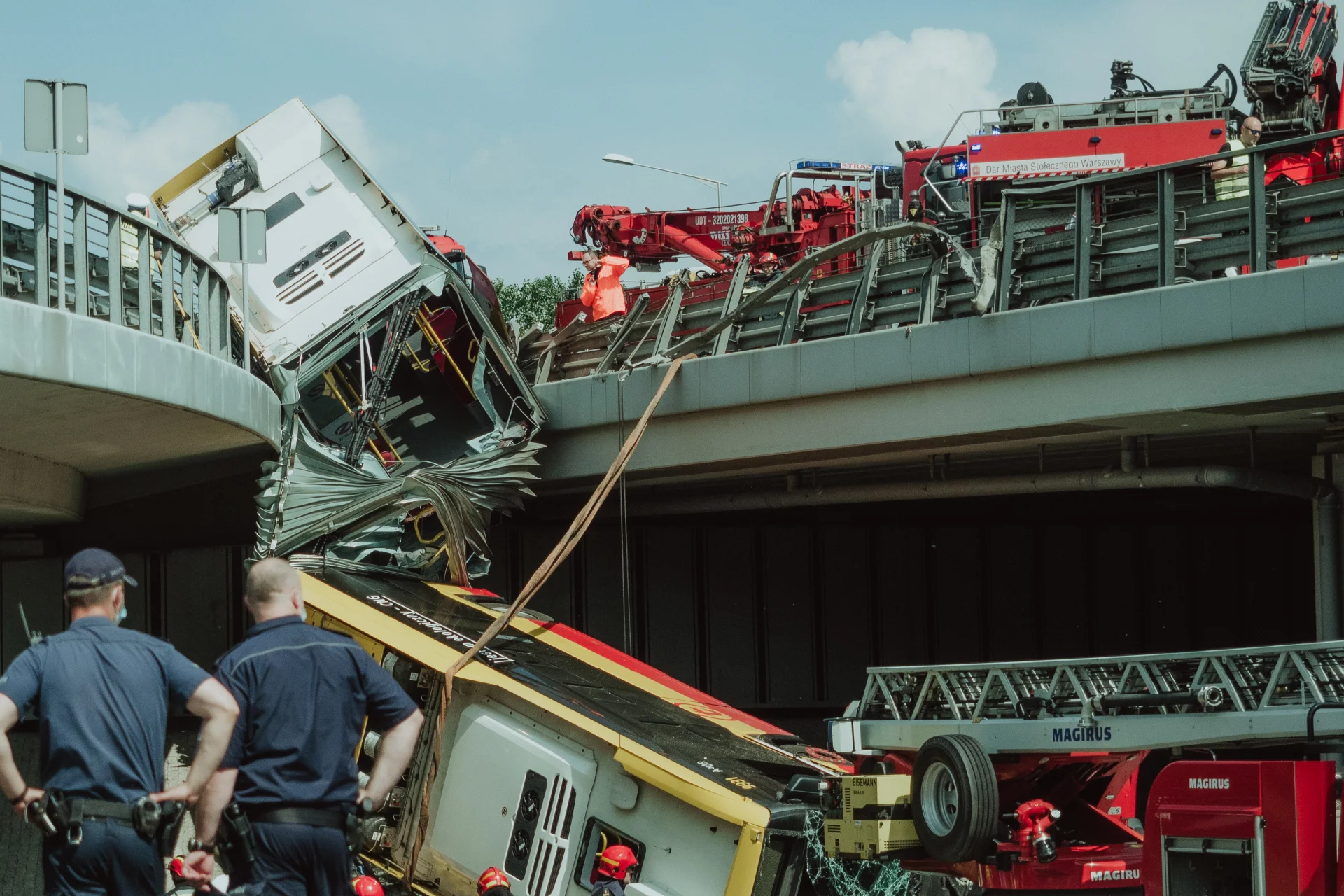 25 czerwca w Warszawie autobus spadł z wiaduktu.