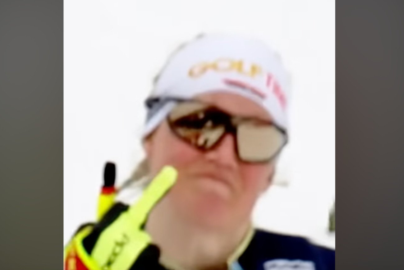 Wściekła Victoria Karl, niemiecka biegaczka, pokazująca środkowy palec... na linii mety w biegu MŚ.