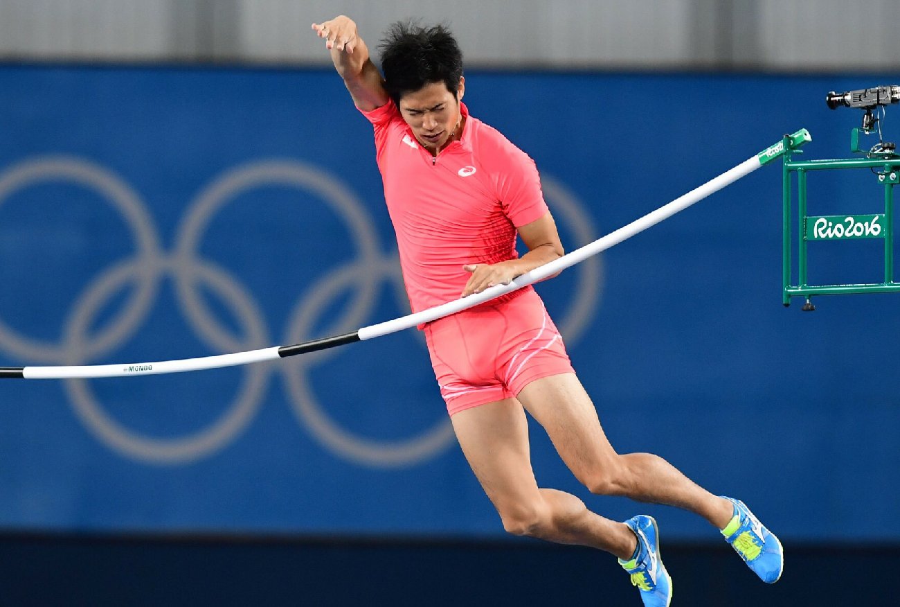 Co za wpadka na igrzyskach! Nagrano, jak sportowiec zahacza o poprzeczkę... przyrodzeniem.