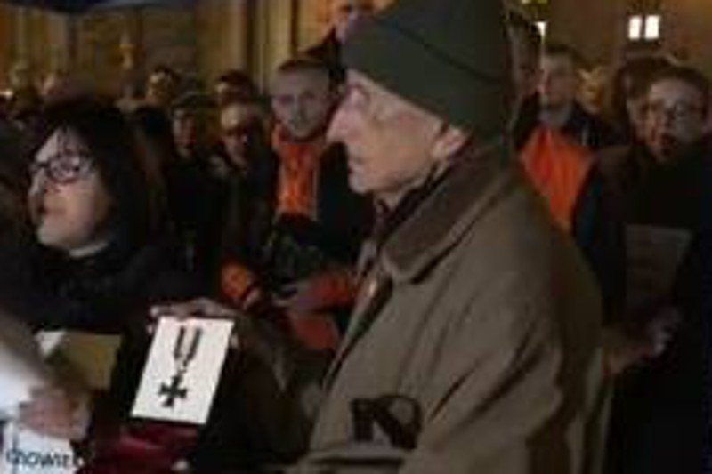 Pan Leszek Bojarski uhonorował pośmiertnie  Piotra Szczęsnego Krzyżem Walecznych spod Monte Cassino