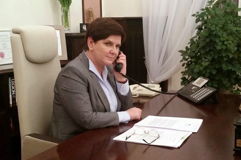 Premier rozmawia przez telefon, nawet gdy aparat jest wyłączony...