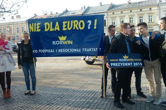 Zwolennicy Janusza Korwin-Mikkego pojawili się na spotkaniu z Andrzejem Dudą z transparentem i hasłem "Nie dla EURO".