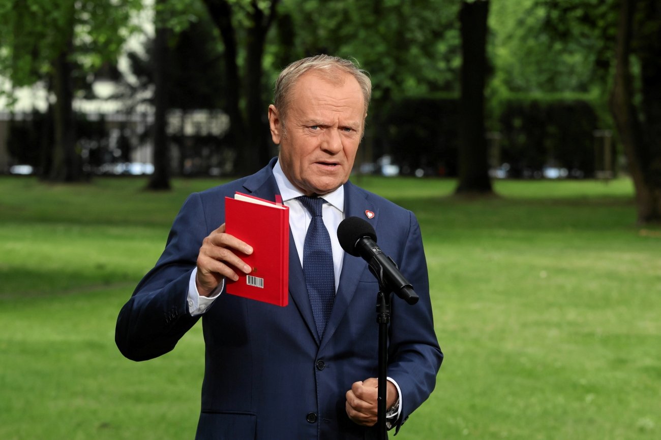 Donald Tusk pyta, czy Jarosław Kaczyński, Andrzej Duda i Karol Nawrocki nie są ciekawi, jaki jest prawdziwy wynik wyborów prezydenckich. Donald Tusk na trawniku przy KPRM podczas konferencji prasowej.