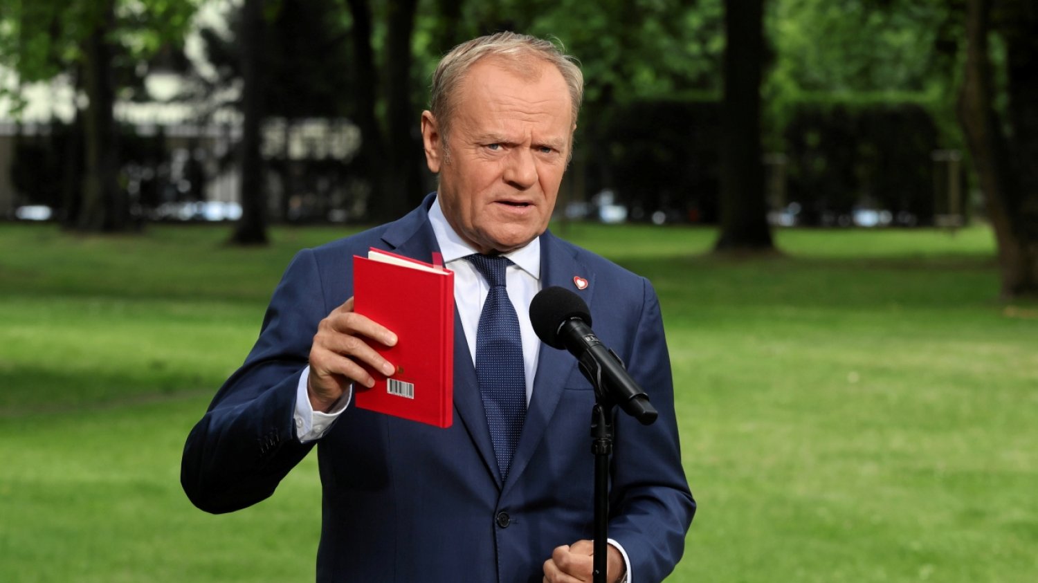 Donald Tusk na trawniku przy KPRM podczas konferencji prasowej.