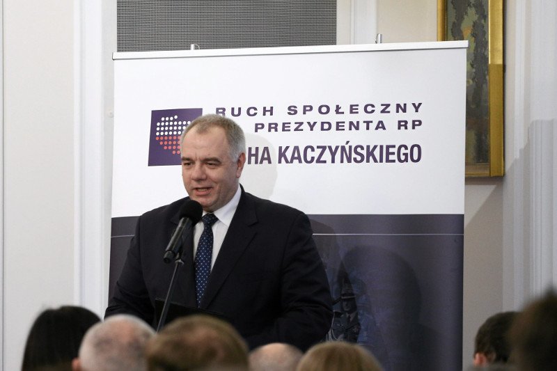 Dlaczego pomnik smoleński nie jest podświetlony? Jacek Sasin wyjaśnia, że problem wynika z działań stołecznego ratusza.