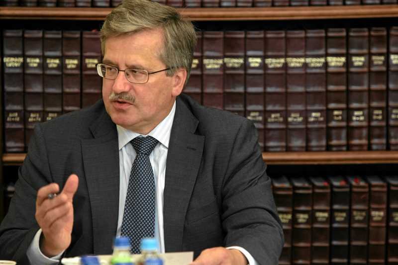 2010: Polska jednego dnia miała trzy osoby sprawujące obowiązki prezydenta. B. Komorowski rano 8 lipca zrezygnował z mandatu poselskiego i przestał być marszałkiem Sejmu. Zastąpił go B. Borusewicz, marszałek Senatu. Wieczorem obowiązki przejął G. Schetyna