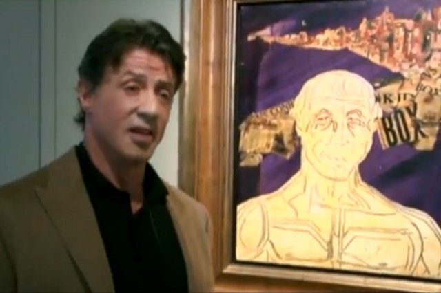Sylvester Stallone obok jednego ze swoich obrazów