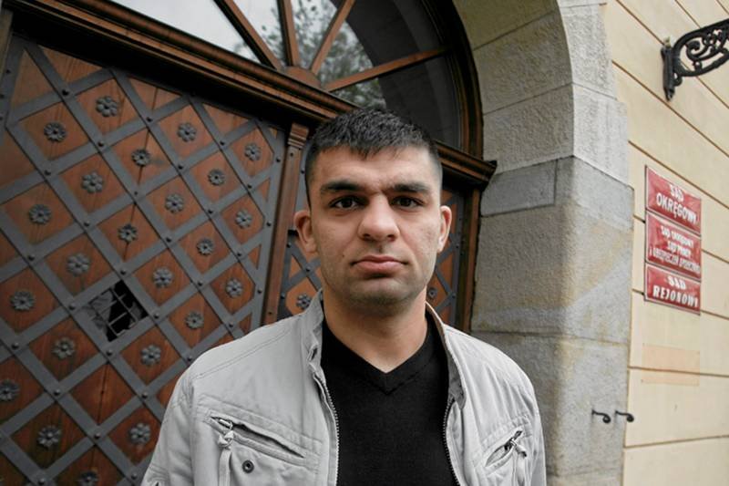 Dawid Kostecki przy wejściu do sądu. Ostatnio bywa tam często.