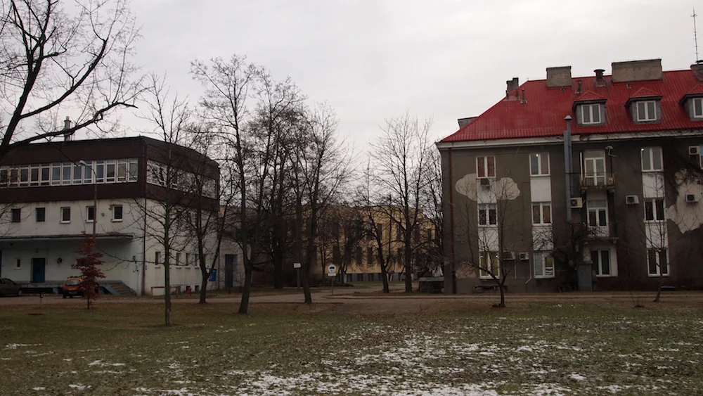 Teren IChP. W głębi budynek nr 6.