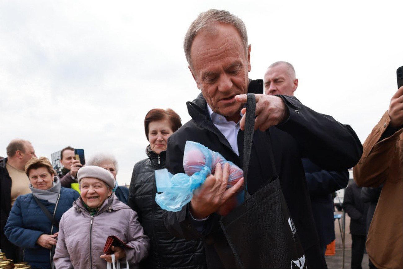 Donald Tusk kupił pomidory na straganie. "Drogo, drożej, PiS"
