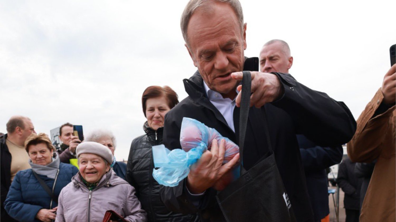 Tusk kupił pomidory "Drogo, drożej, PiS" Donald Tusk kupił pomidory na straganie. "Drogo, drożej, PiS"