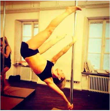 Eliza dwa razy w tygodniu znajduje czas na Pole Dance