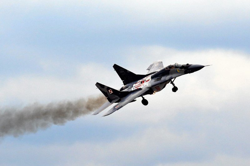 Samolot Mig-29 rozbił się podczas podejścia do lądowania. Pilot zdołał się katapultować i żyje.