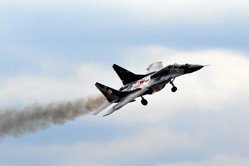 Samolot Mig-29 rozbił się podczas podejścia do lądowania. Pilot zdołał się katapultować i żyje.