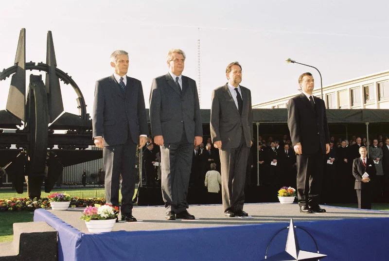 Jerzy Buzek podczas ceremonii podniesienia flag nowych członków NATO.