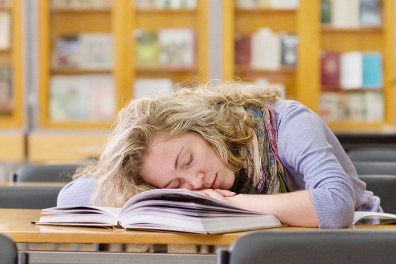 Nieustanne uczucie zmęczenia, przygnębienie i skłonność do tycia – to najbardziej dokuczliwe objawy choroby Hashimoto.