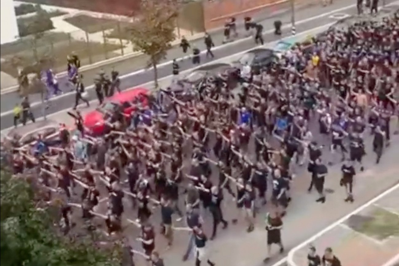 Tak wyglądał pochód kibiców Dynama Zagrzeb ulicami Mediolanu. Na nagraniu widać tzw. salut rzymski.