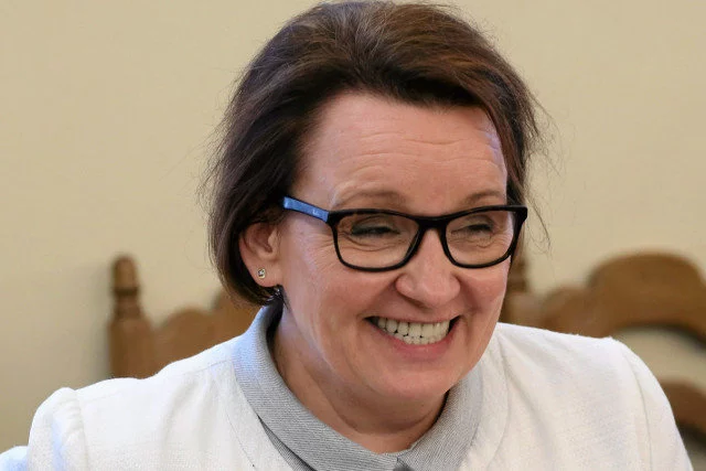 Podstawa programowa przygotowana przez rząd Prawa i Sprawiedliwości nie podoba się Polakom, którzy nie mają takiego samego światopoglądu, jak szefowa MEN Anna Zalewska.