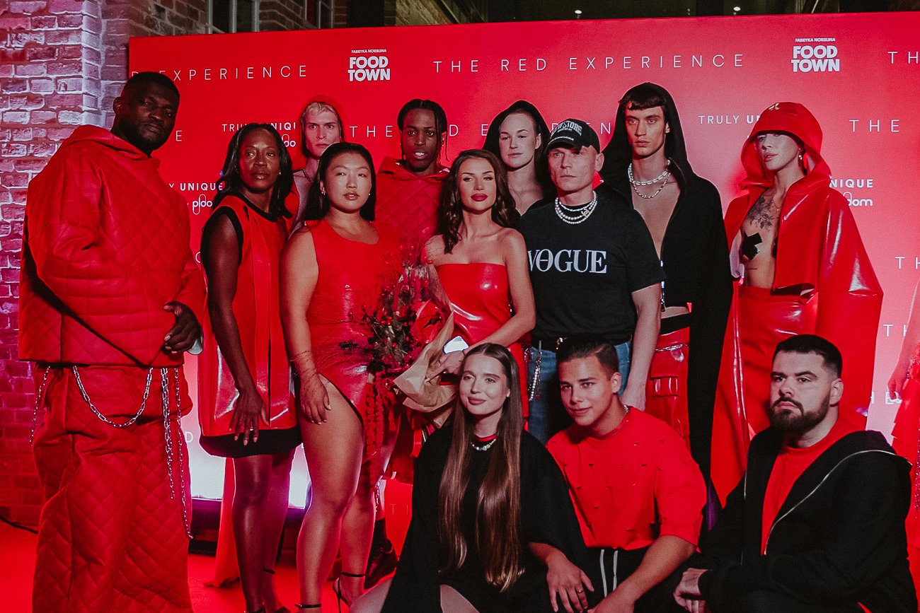 Michał Dudziński na pokazie THE RED EXPERIENCE. O jesieni i czerwieni