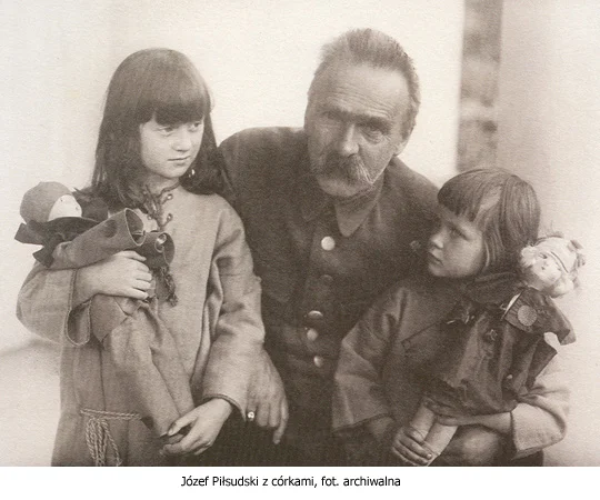Marszałek Piłsudski z córkami.