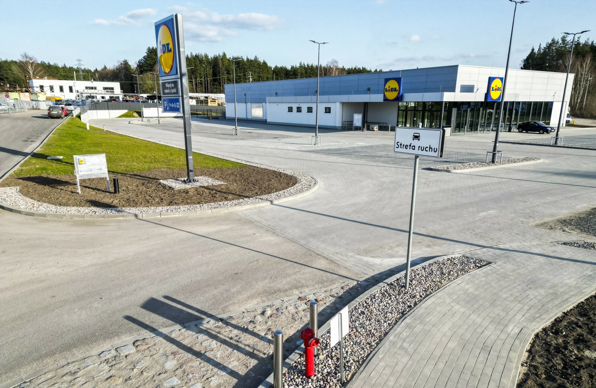 Strefa ruchu a strefa zamieszkania. Jakie są różnice? Parking przy Biedronce i Lidlu. Jak po nim jeździć?