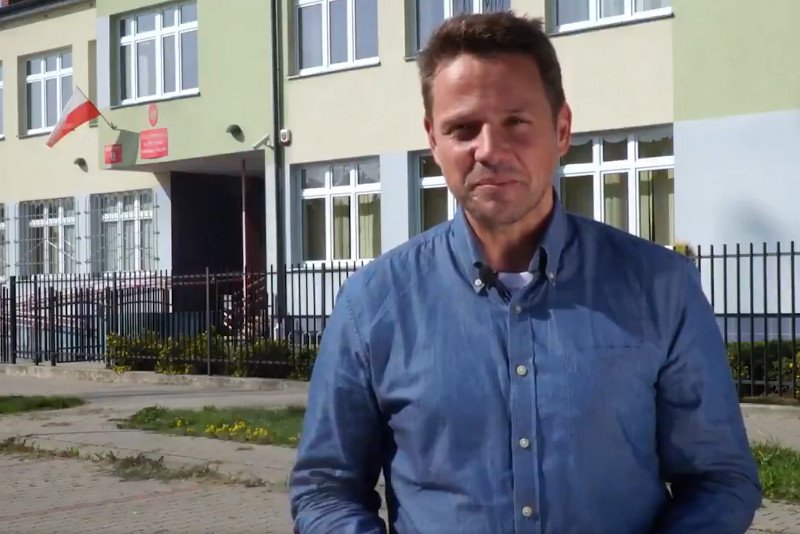 Prezydent Warszawy Rafał Trzaskowski podczas składania życzeń uczniom, rodzicom i nauczycielom wbił szpilę w rządzących.