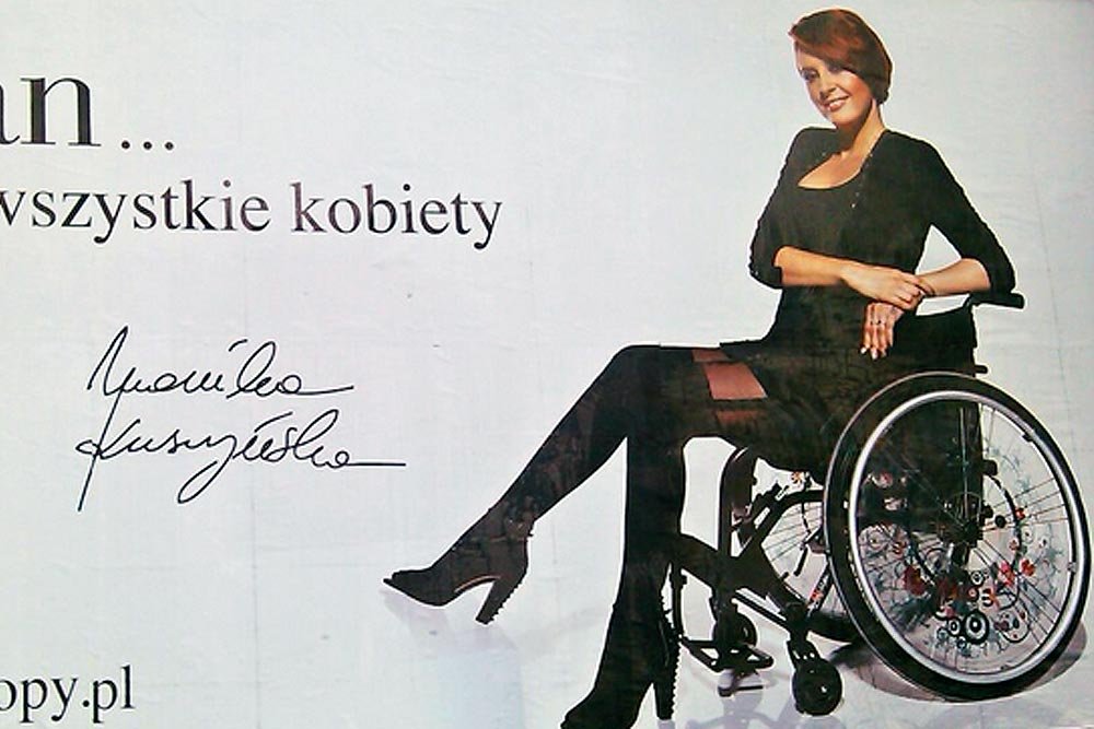 Fragment billboardu z Moniką Kuszyńską. Takie plakaty od kilku dni wiszą w Warszawie