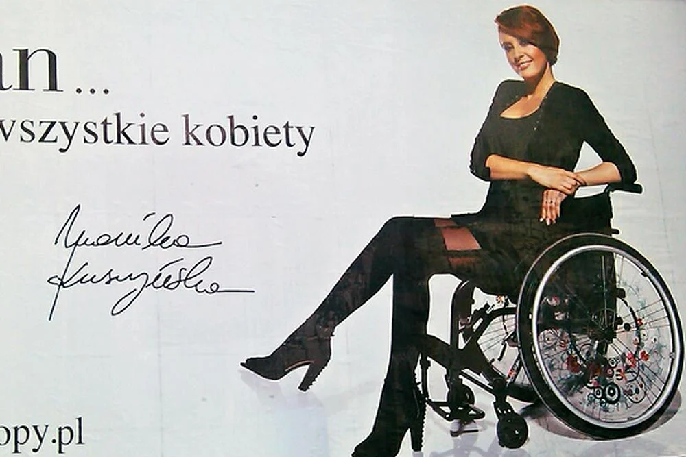 Fragment billboardu z Moniką Kuszyńską. Takie plakaty od kilku dni wiszą w Warszawie