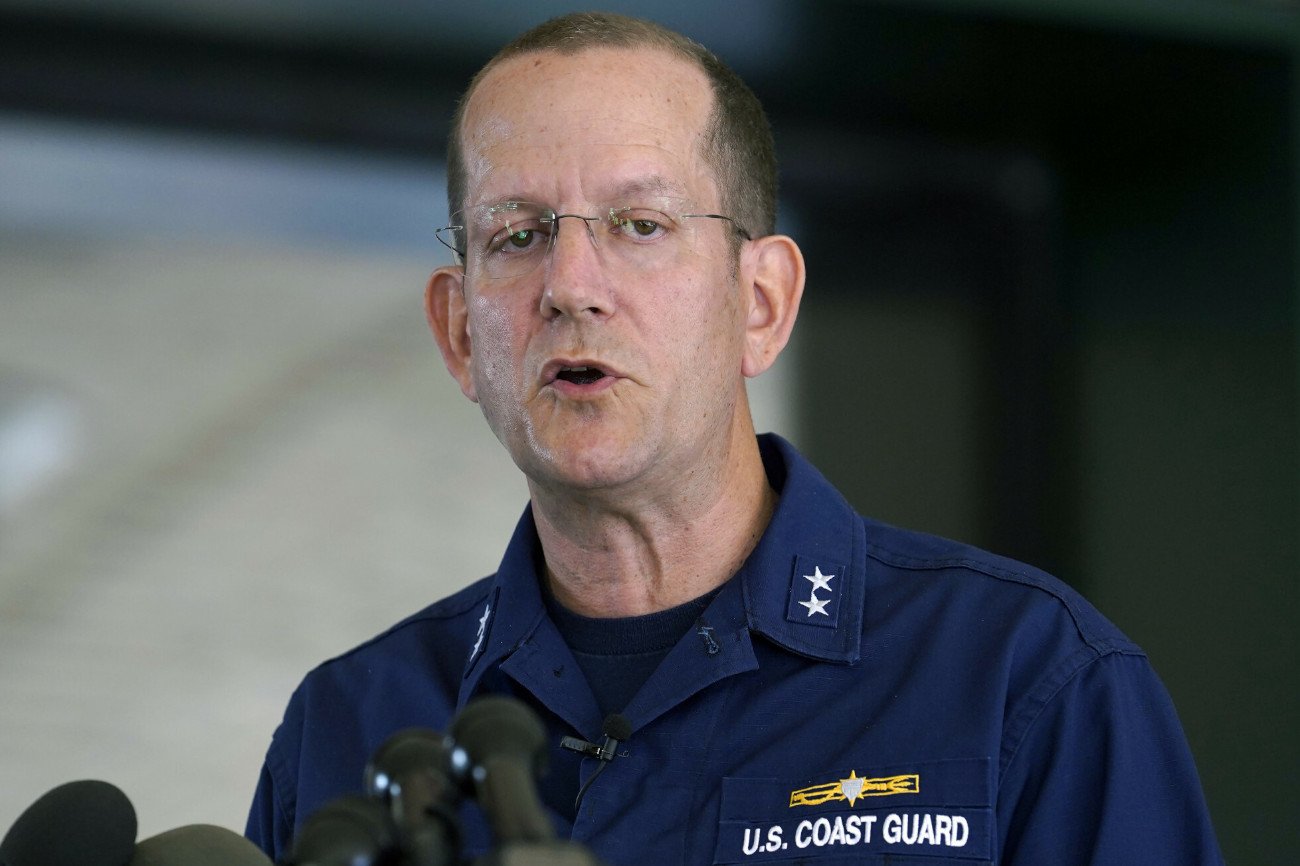 Kontradmirał John Mauger, dowódca 1. dystryktu amerykańskiej Straży Wybrzeża