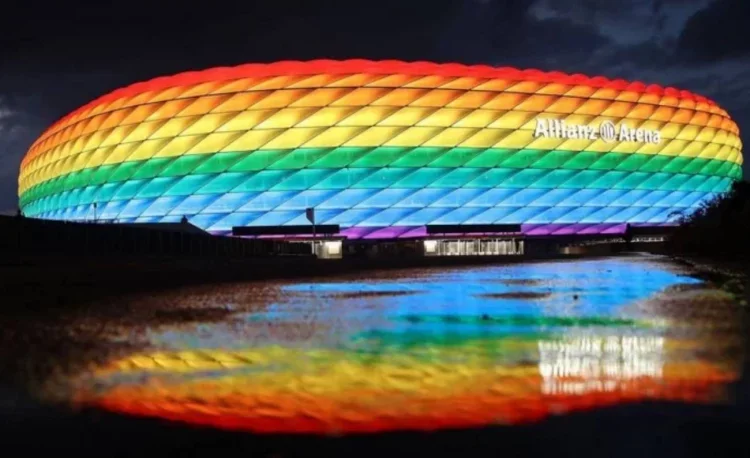 UEFA zmieniła swoje logo na tęczowe.