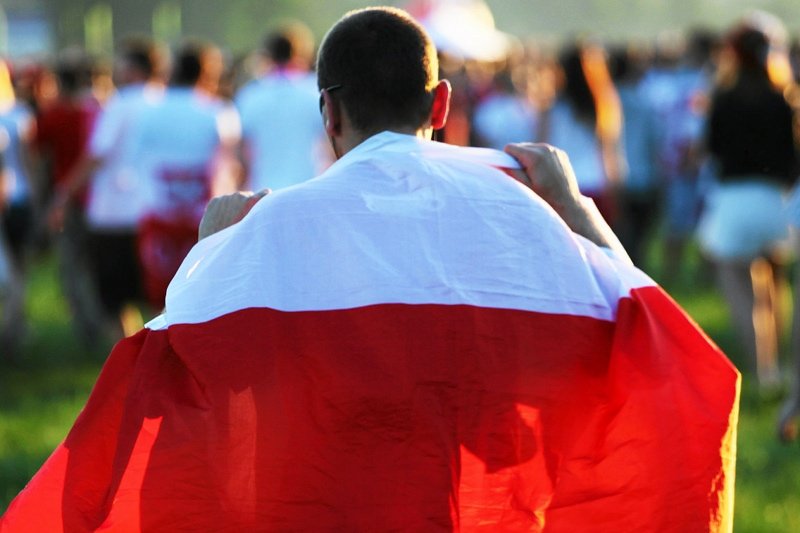 Flagę można nosić. Byle z szacunkiem