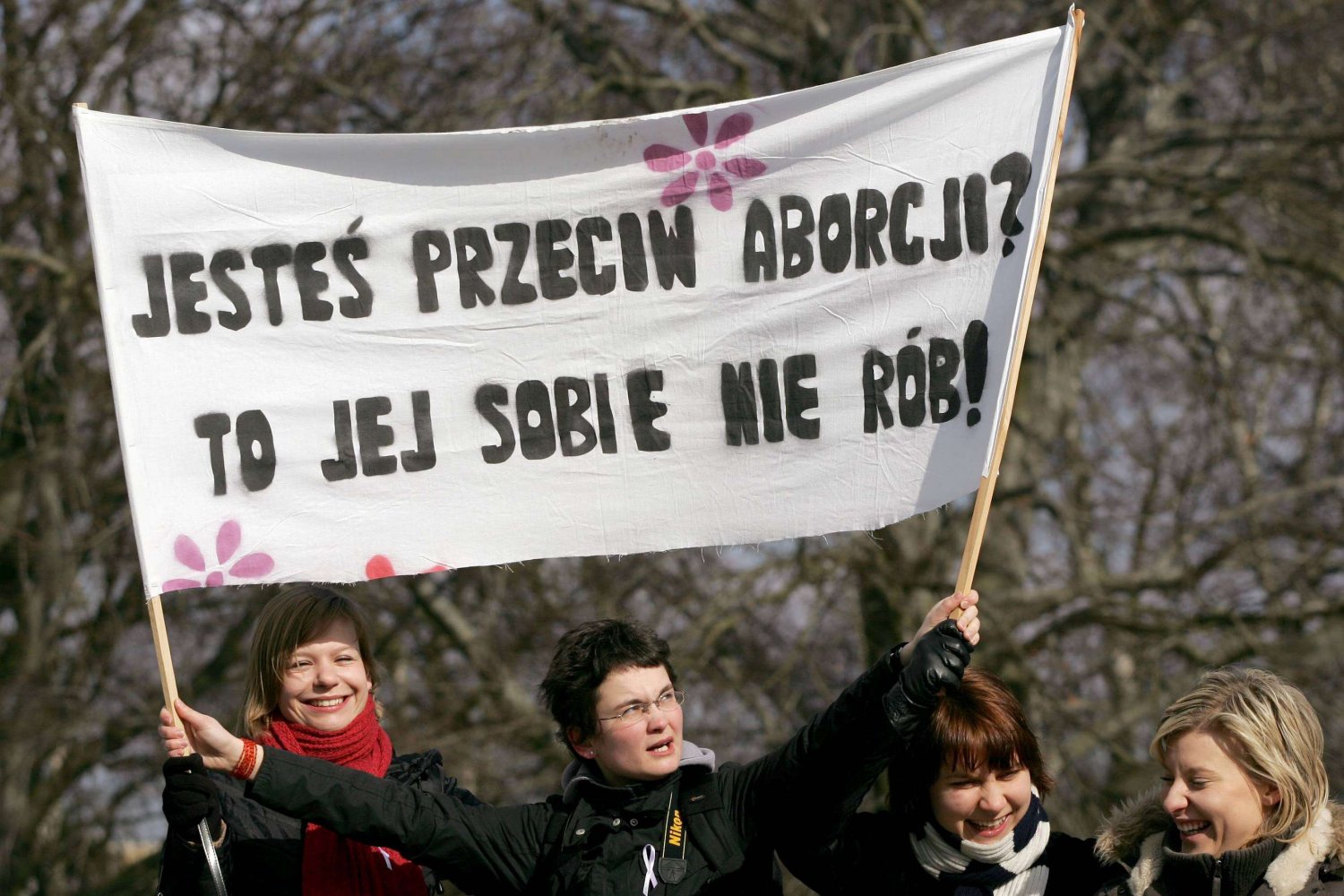 Feministki protestują przeciwko zakazowi aborcji. W dziedzinie przerywania ciąży dochodzi do wielu nadużyć klauzuli sumienia