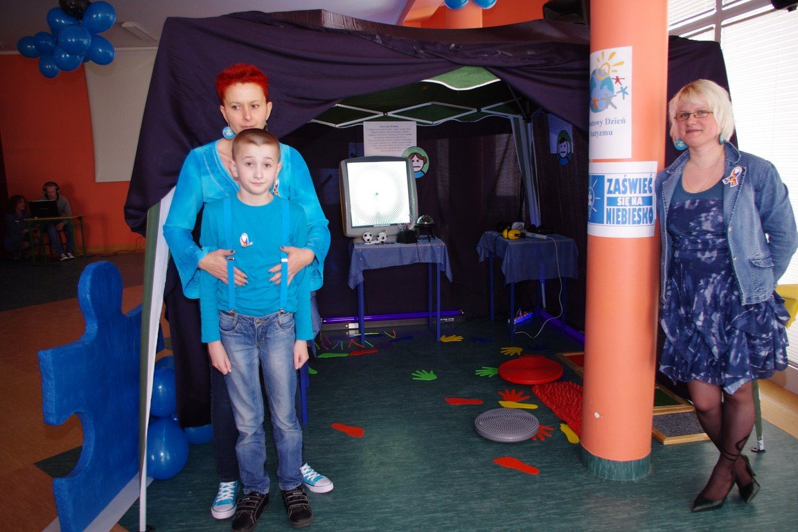 Niebieski to kolor autyzmu, identyfikator mógłby być więc przykładowo znaczkiem w tym kolorze. Na zdjęciu od lewej autystyczny Jurek z mamą Elizą oraz jego wychowawczyni Magdalena Zbróg