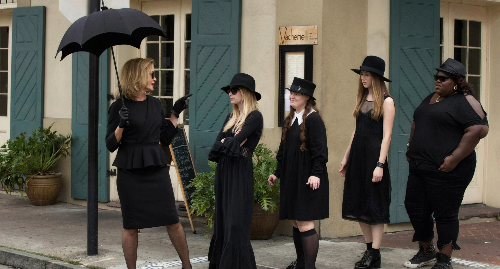 M.in. Jessica Lange, Taissa Farmiga i Emma Roberts w serialu "AHS: Sabat".