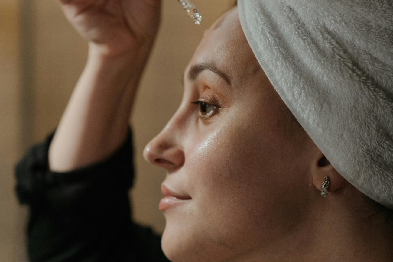 Nie kosztuje fortuny, a działa jak botoks. To serum podbija kosmetyczki 45-latek