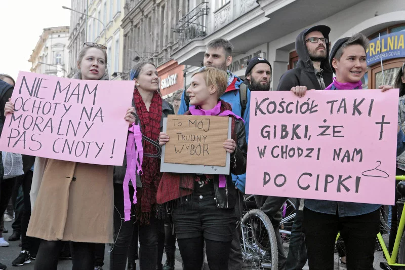 Kobiety o prawicowych poglądach znacznie częściej dokonują aborcji.