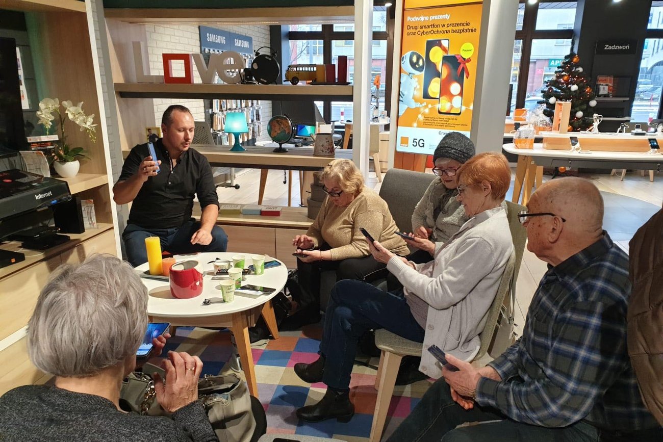 Edukacja cyfrowa jest możliwa w każdym wieku. Sami seniorzy zresztą nie chcą być wykluczeni cyfrowo i garną się do nauki, o czym świadczy zainteresowanie np. kursami Orange.