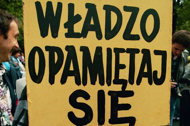 Małe partie coraz mniej wydają na alkohol i restauracje