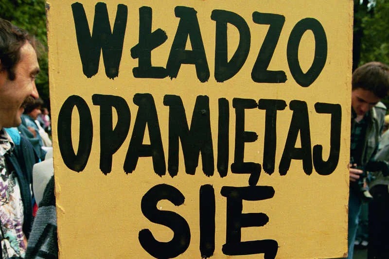 Małe partie coraz mniej wydają na alkohol i restauracje