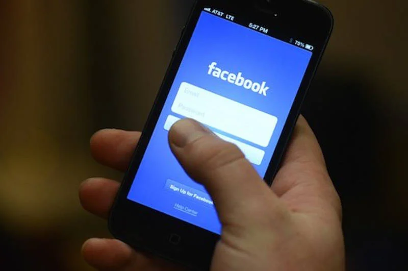 Niektórzy nawet podczas urlopu z ukochanym wrzucają zdjęcia na facebooka tuż po tym, jak je zrobią...