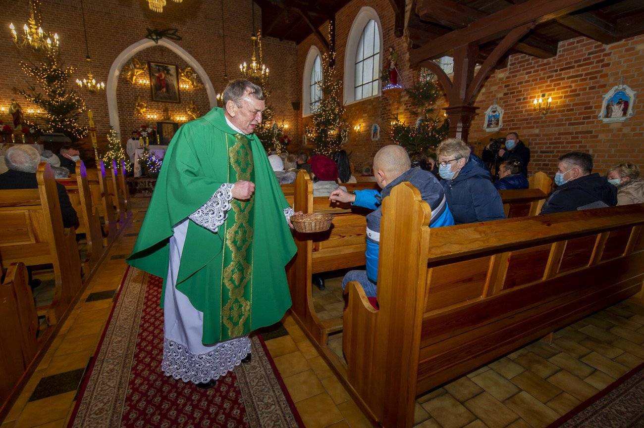 Ks. Kazimierz Klaban namawia parafian do wspierania WOŚP.