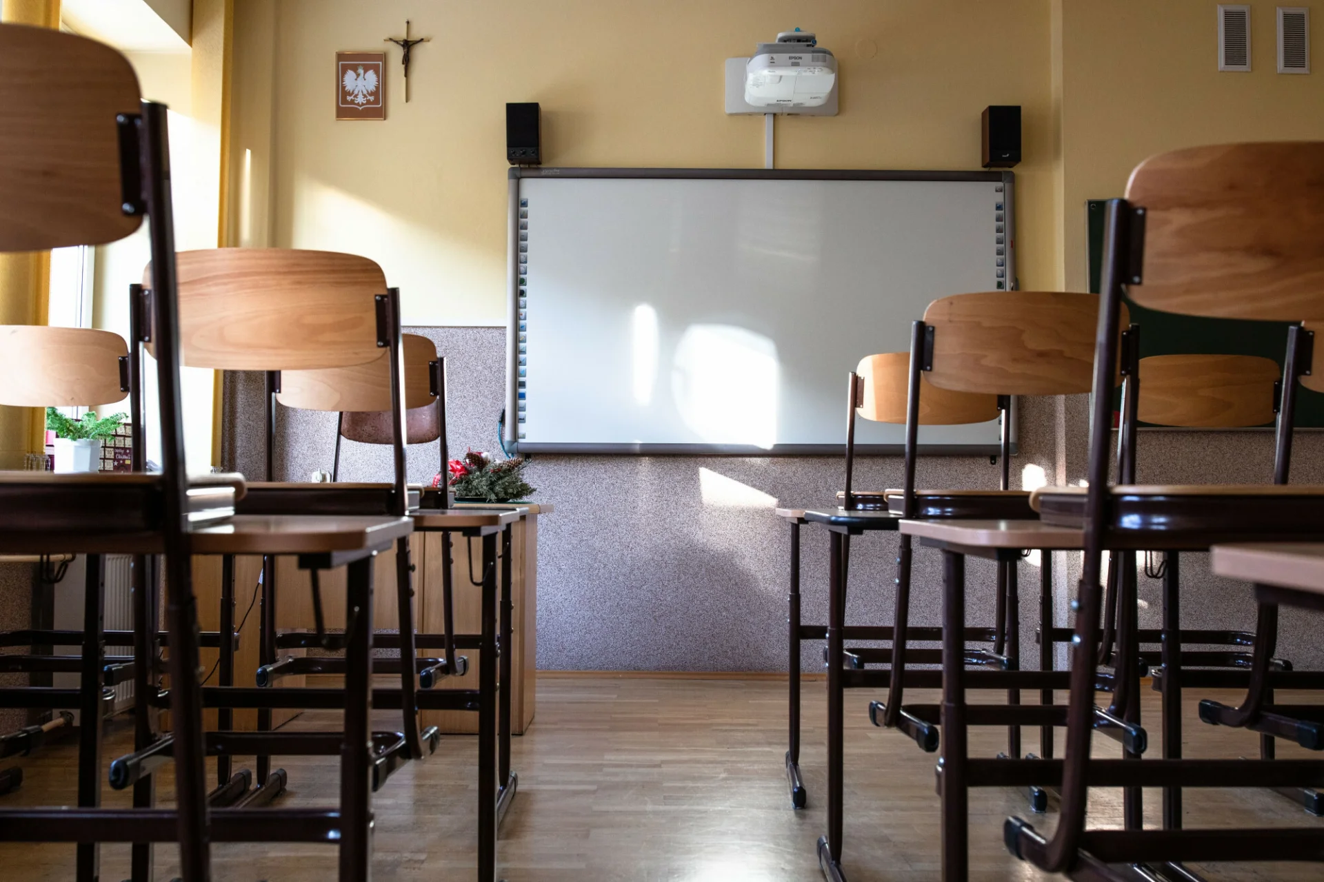 Fot. Karol Porwich/East News, Czestochowa, 19.01.2022. Pusta klasa w Publicznej Szkole Podstawowej.