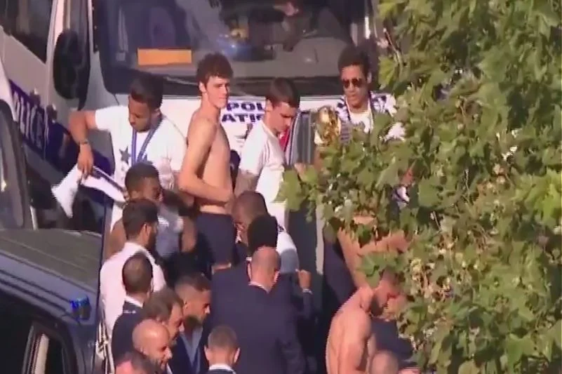 Pavard nie zdążył się przebrać przed spotkaniem z Macronem...