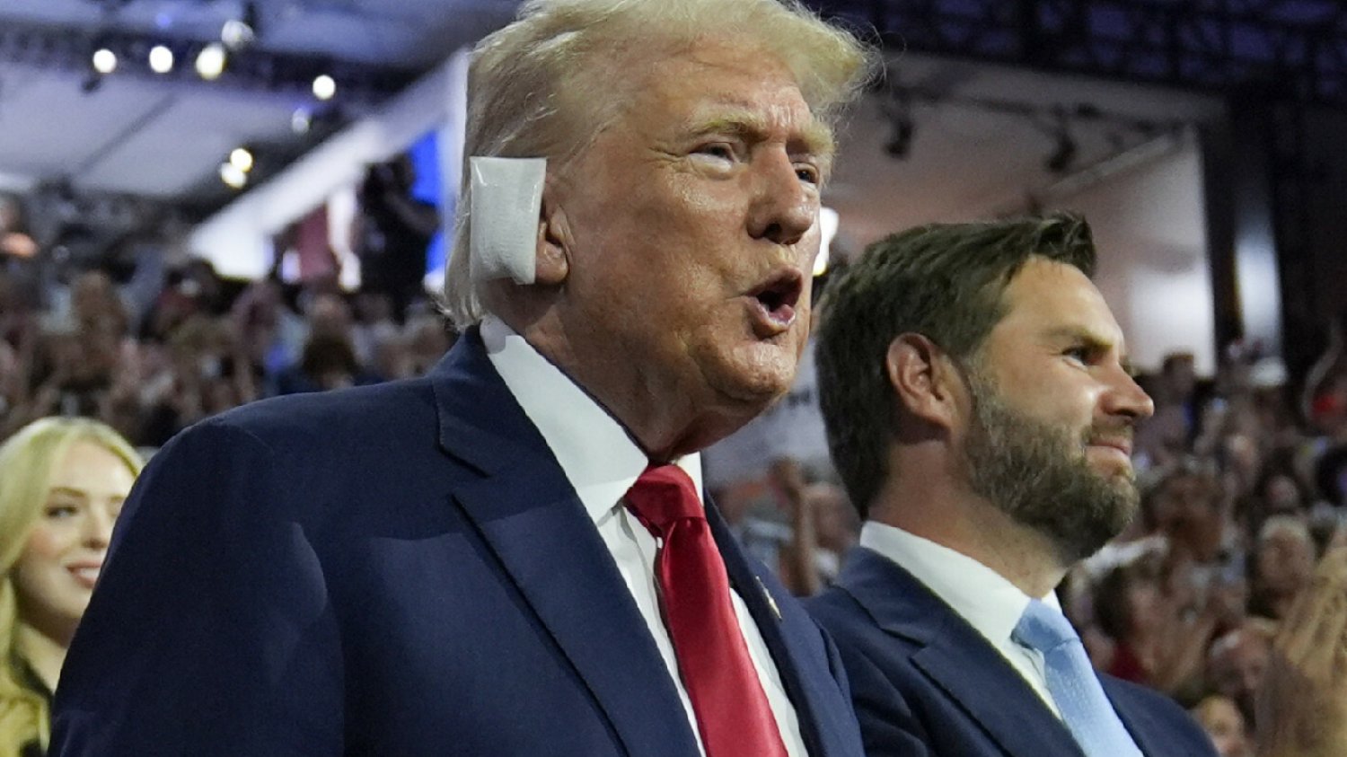 Donald Trump pokazał się po zamachu. Do sieci trafiły zdjęcia.